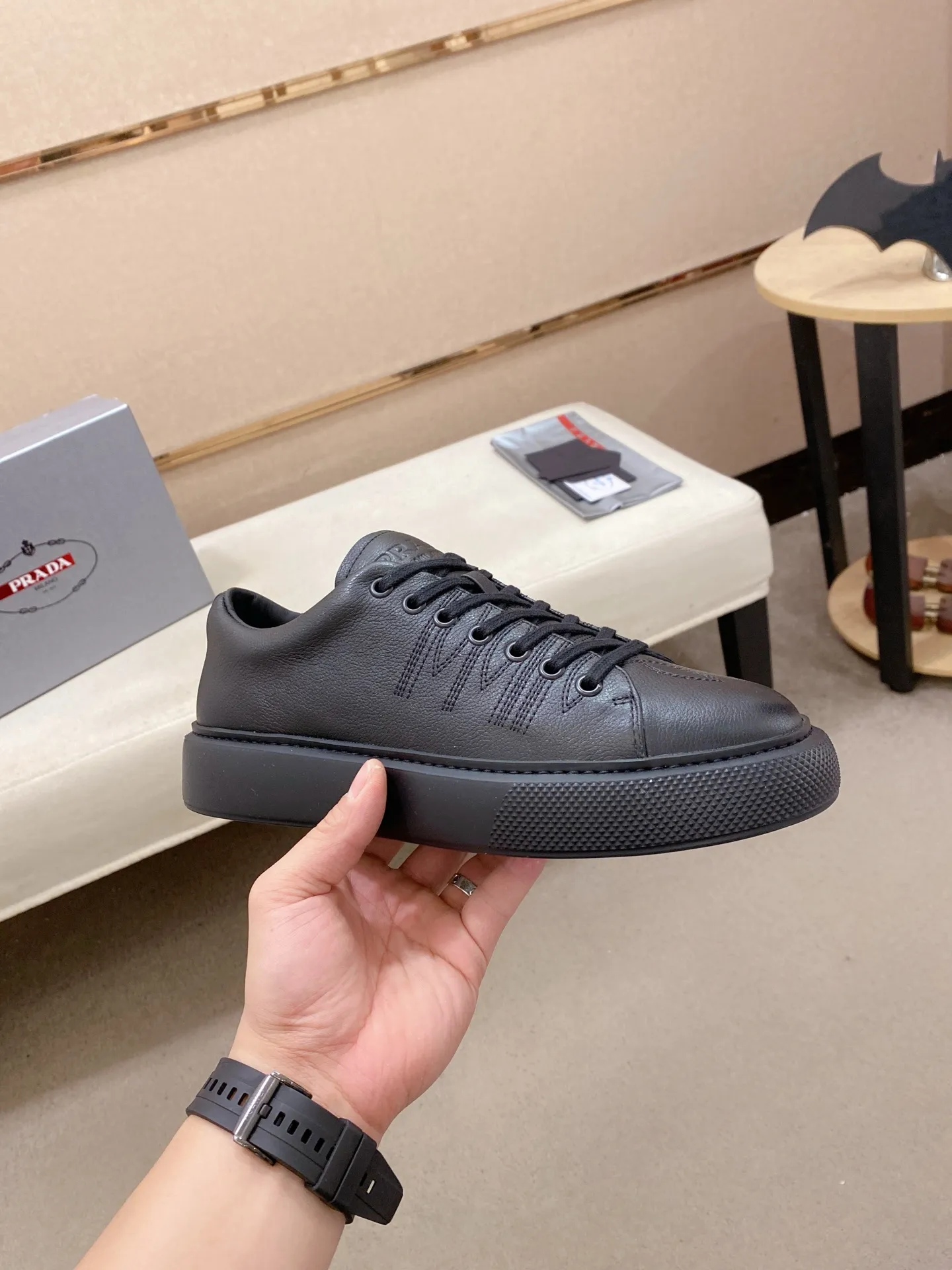 Factory price 560💰 ✔️✔️✔️Higher version High-quality new PRADA (Prada) counters are launched simultaneously. The new men's shoes and 😘fabric are made of selected first-layer cowhide with superb craftsmanship. Lining: Full cowhide lining. 👍🏿 High-end ☄️ air-cushion molded anti-slip rubber outsole, exquisite lines, simple and elegant, comfortable and high-end for leisure travel. Code number: 38 to 45